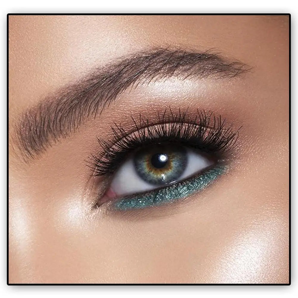 Un prim-plan al unui ochi uman cu machiaj dramatic, inclusiv gene false complete și un eyeliner sclipitor teal pe linia genei inferioare.